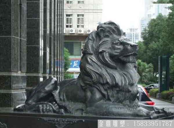 铸铜爬狮雕塑 (1)