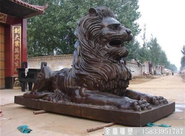 铸铜爬狮雕塑 (2)